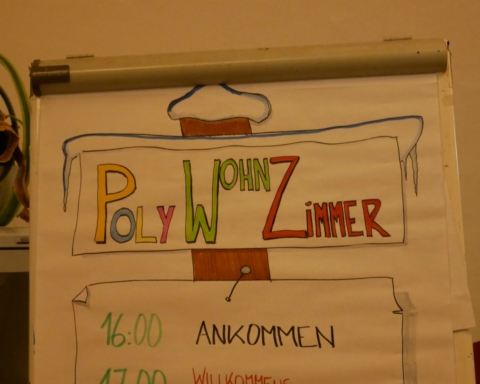 Schild mit Aufschrift "Polywohnzimmer"