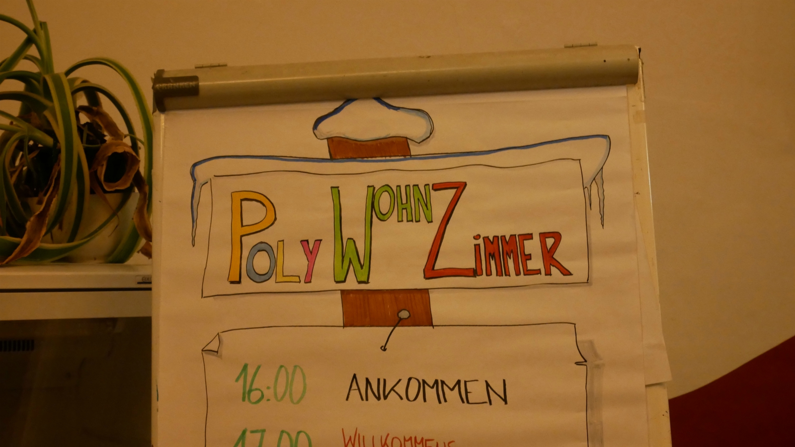 Schild mit Aufschrift "Polywohnzimmer"