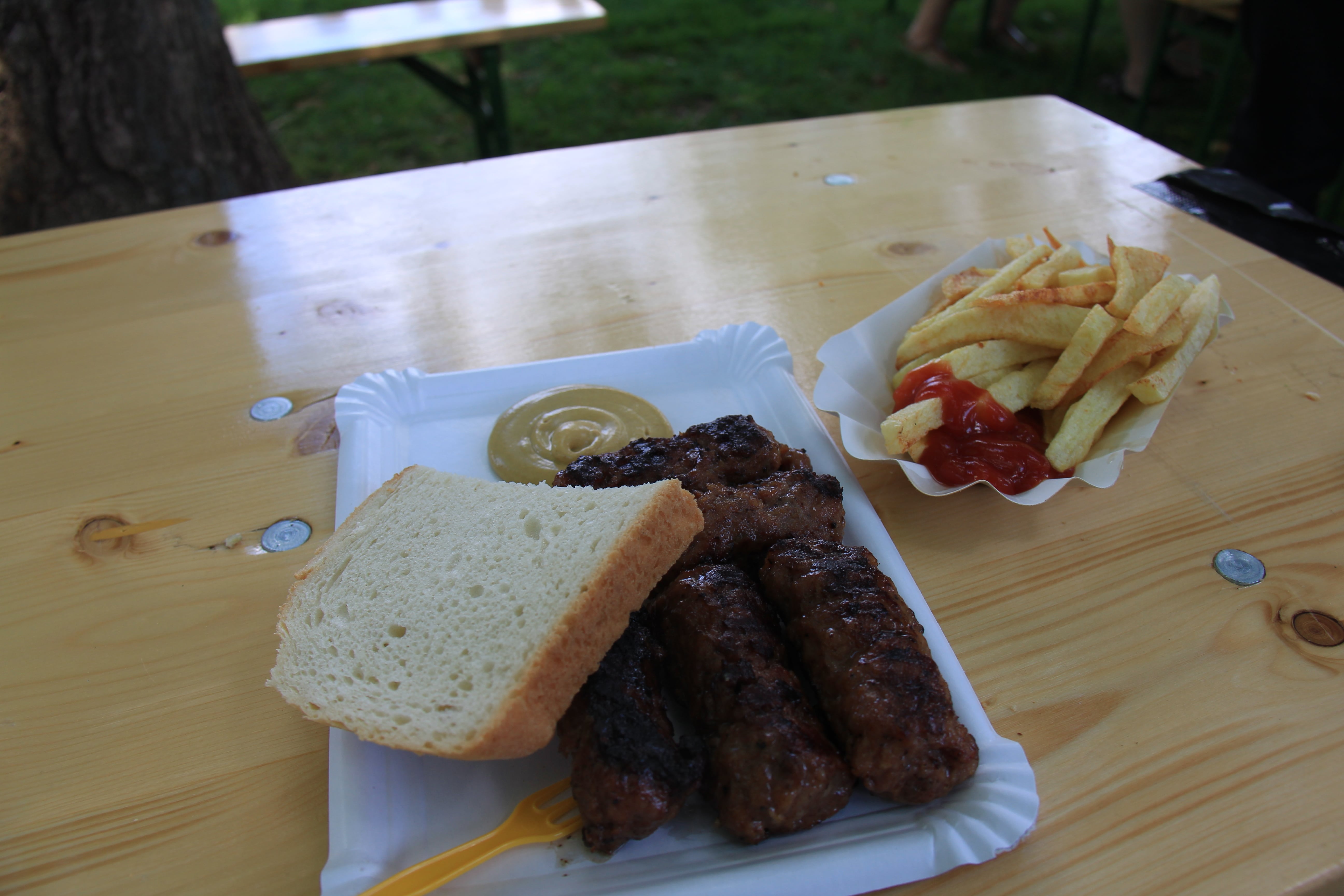 Rumänsiche Mititei mit Senf und selbstgemachten Pommes.