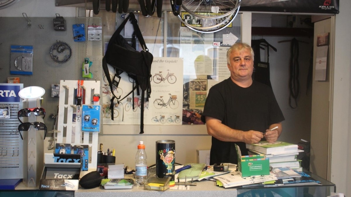 Tomo Benkovic steht in seinem Fahrrad-Geschäft