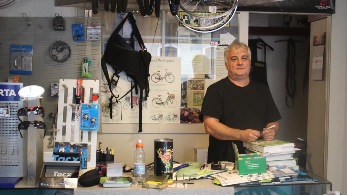 Tomo Benkovic steht in seinem Fahrrad-Geschäft