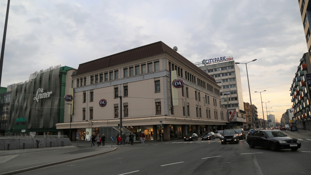 Statt dem C&A steht hier blad ein 4-Sterne-Hotel