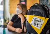 Frau mit Maske, Rucksack, Jugendstreetwork Graz