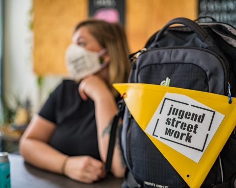 Frau mit Maske, Rucksack, Jugendstreetwork Graz