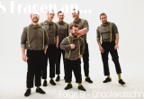 Das ist ein Foto der Band Gnackwatschn, auf dem die gesamten sechs Mitglieder abgebildet sind.