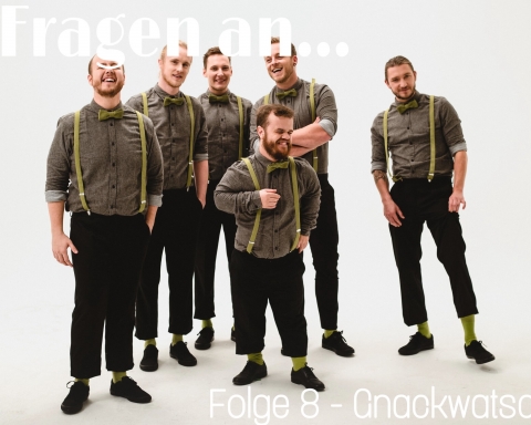 Das ist ein Foto der Band Gnackwatschn, auf dem die gesamten sechs Mitglieder abgebildet sind.