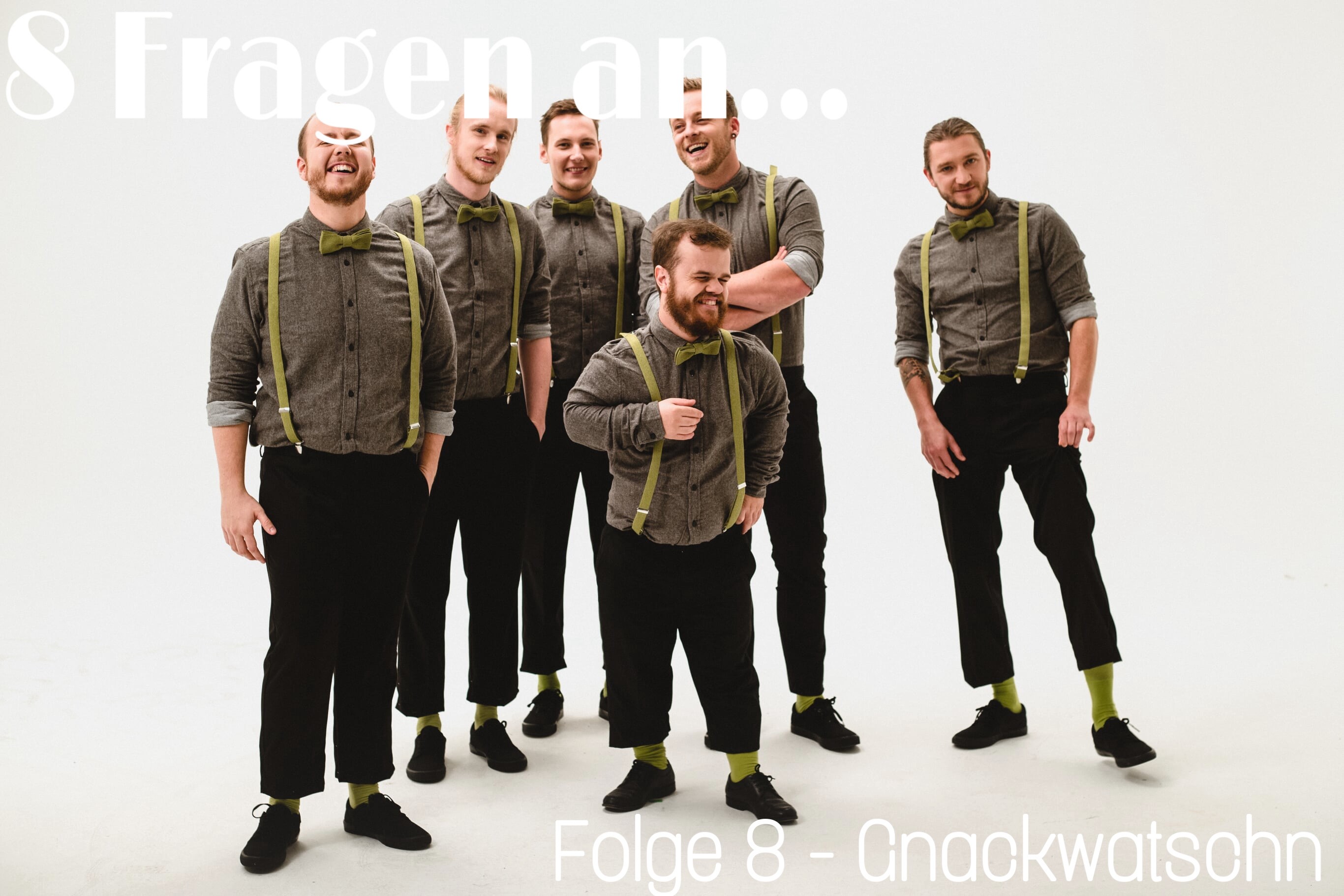 Das ist ein Foto der Band Gnackwatschn, auf dem die gesamten sechs Mitglieder abgebildet sind.