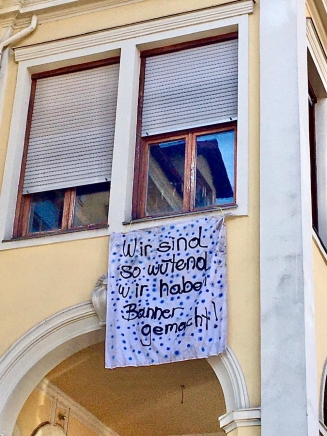 Wir sind wütend wir haben Banner gemacht.