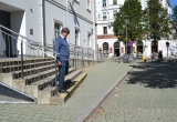 Direktor Loretto steht auf der Stiege vor seiner Schule.