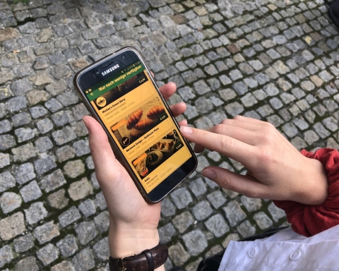 Smartphone mit geöffneter App