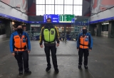 Security-Mitarbeiter in der Haupthalle des Grazer Hauptbahnhofs