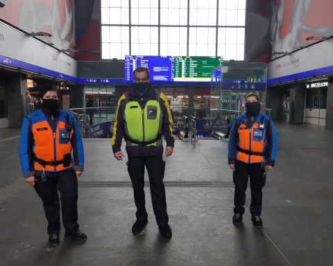Security-Mitarbeiter in der Haupthalle des Grazer Hauptbahnhofs