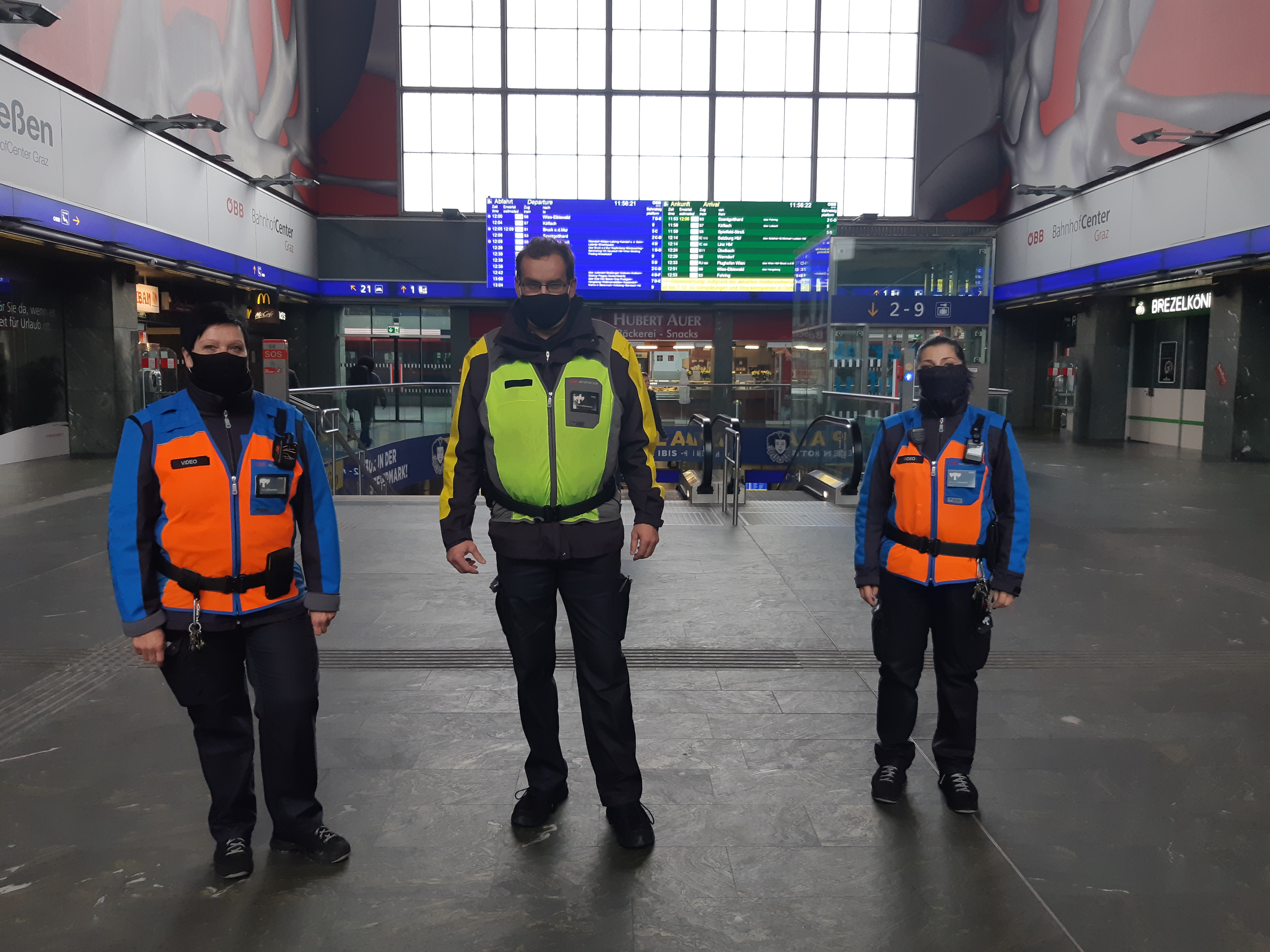 Security-Mitarbeiter in der Haupthalle des Grazer Hauptbahnhofs