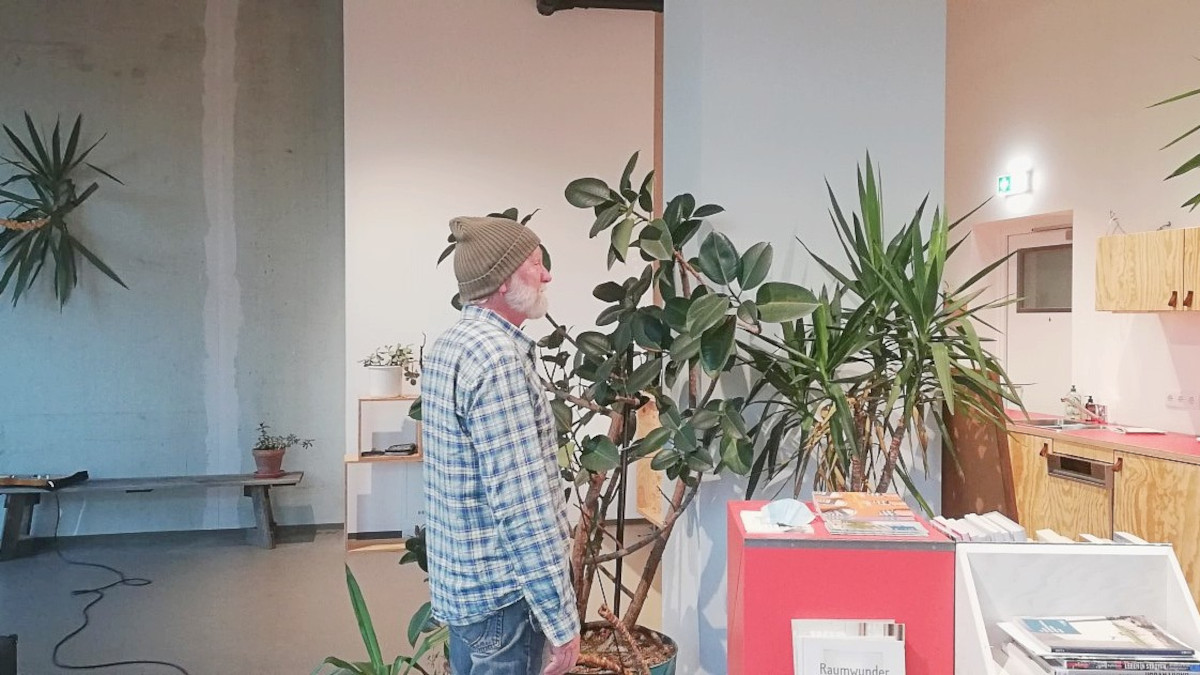 Karl steht im Nachbarschaftsfoyer