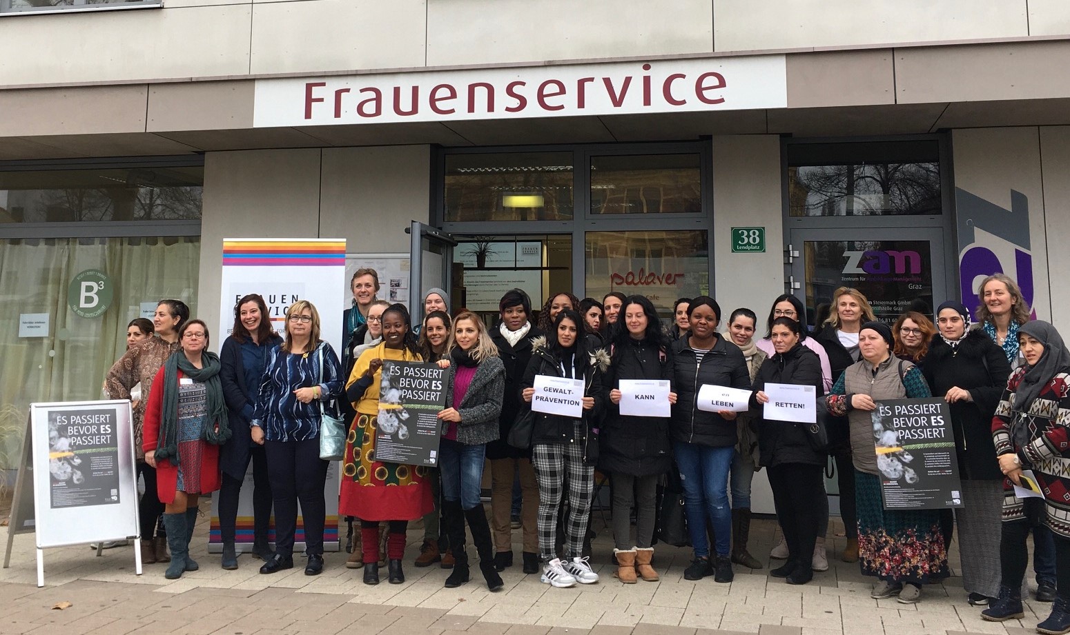 Mitglieder des Frauenservice Graz bei einer Veranstaltung gegen Gewaltpräventionen im Jahre 2018