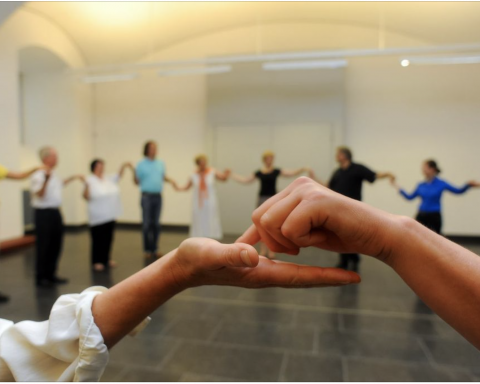 Zwei Hände berühren sich beim Workshop von Smileworks