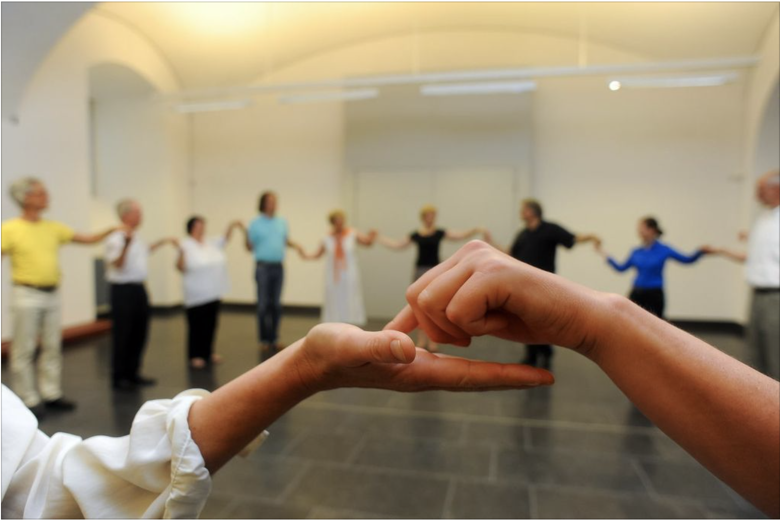 Zwei Hände berühren sich beim Workshop von Smileworks