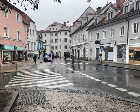 Zu sehen ist der Ist-Zustand der Mariahilffergasse, das Wetter ist etwas regnerisch,