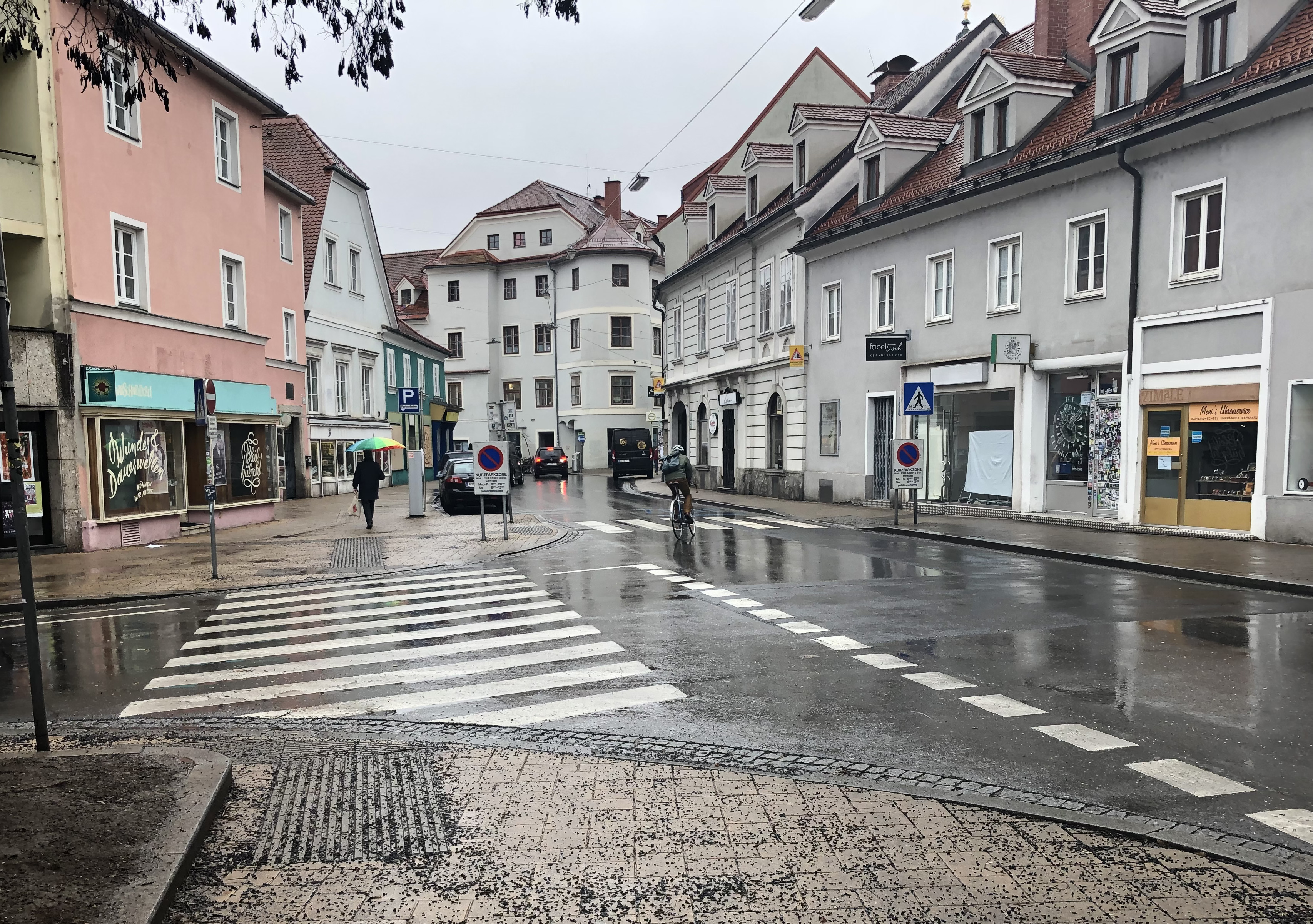 Zu sehen ist der Ist-Zustand der Mariahilffergasse, das Wetter ist etwas regnerisch,