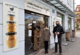 Hassan und Judy stehen vor der Glastür der "Welt der Gewürze".