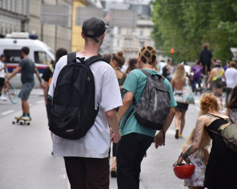 Mehrere Skater*innen sind von hinten zu sehen