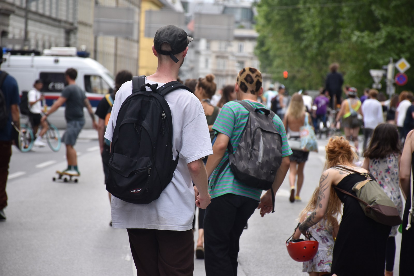 Mehrere Skater*innen sind von hinten zu sehen