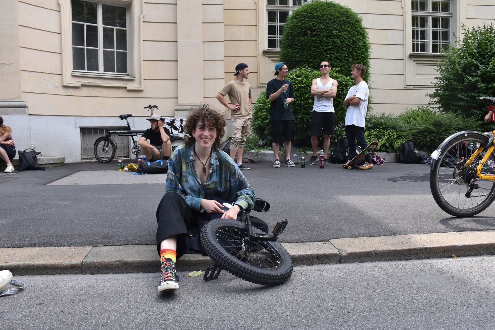 Eine Demonstrantin mit Einrad
