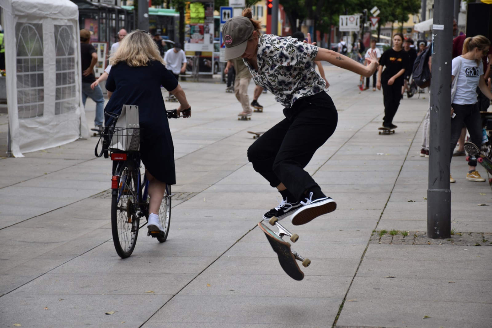 Ein Skater zeigt Skatetricks
