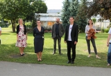 Das Team der Barmherzigen Brüder Graz-Eggenberg und der Elisabethinen Graz stehen auf einer Wiese.