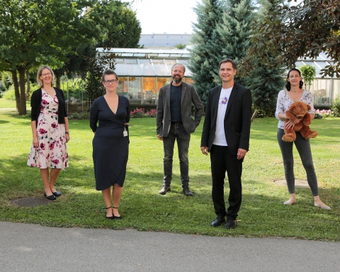 Das Team der Barmherzigen Brüder Graz-Eggenberg und der Elisabethinen Graz stehen auf einer Wiese.