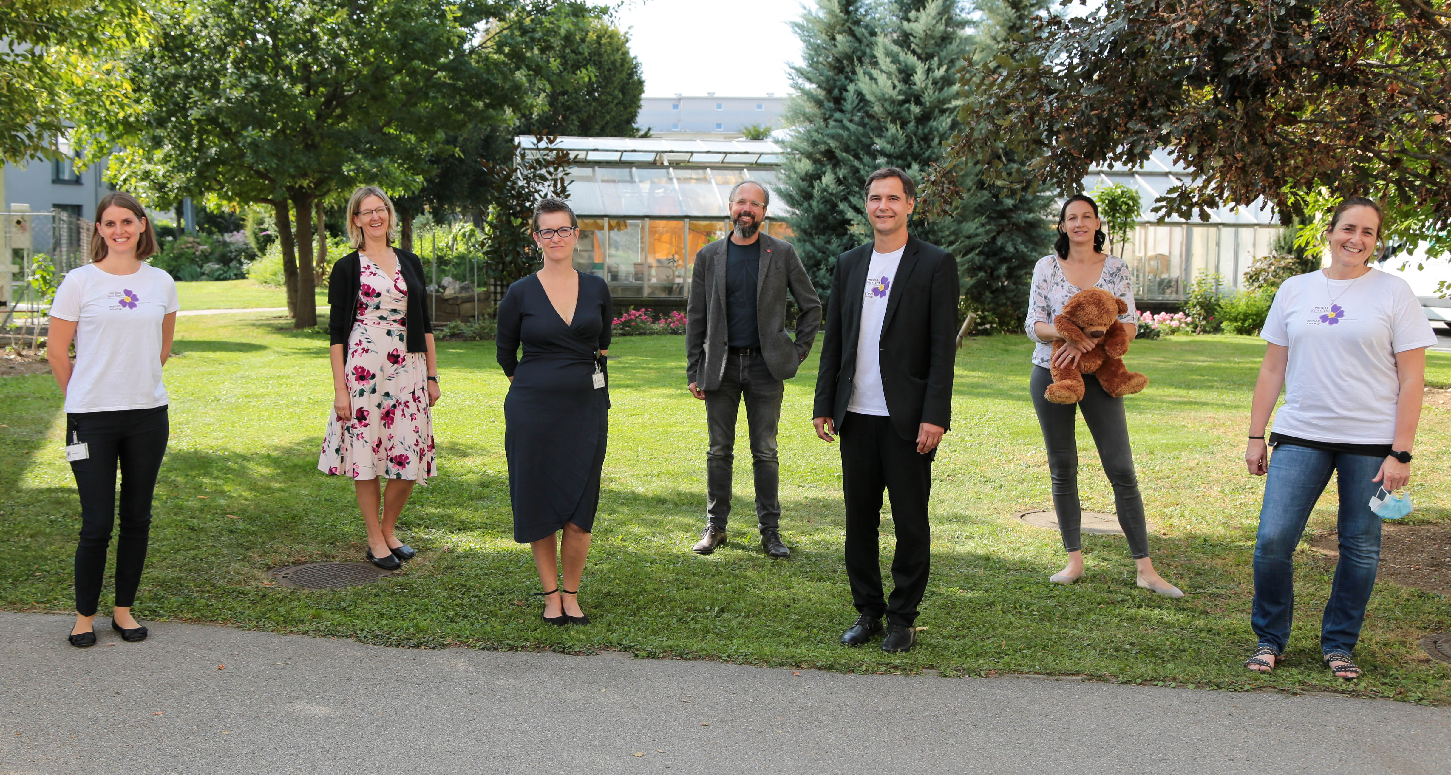 Das Team der Barmherzigen Brüder Graz-Eggenberg und der Elisabethinen Graz stehen auf einer Wiese.