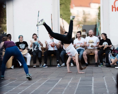 Ein junger Mann gibt beim Lendwirbel seine Breakdance-Künste zum Besten