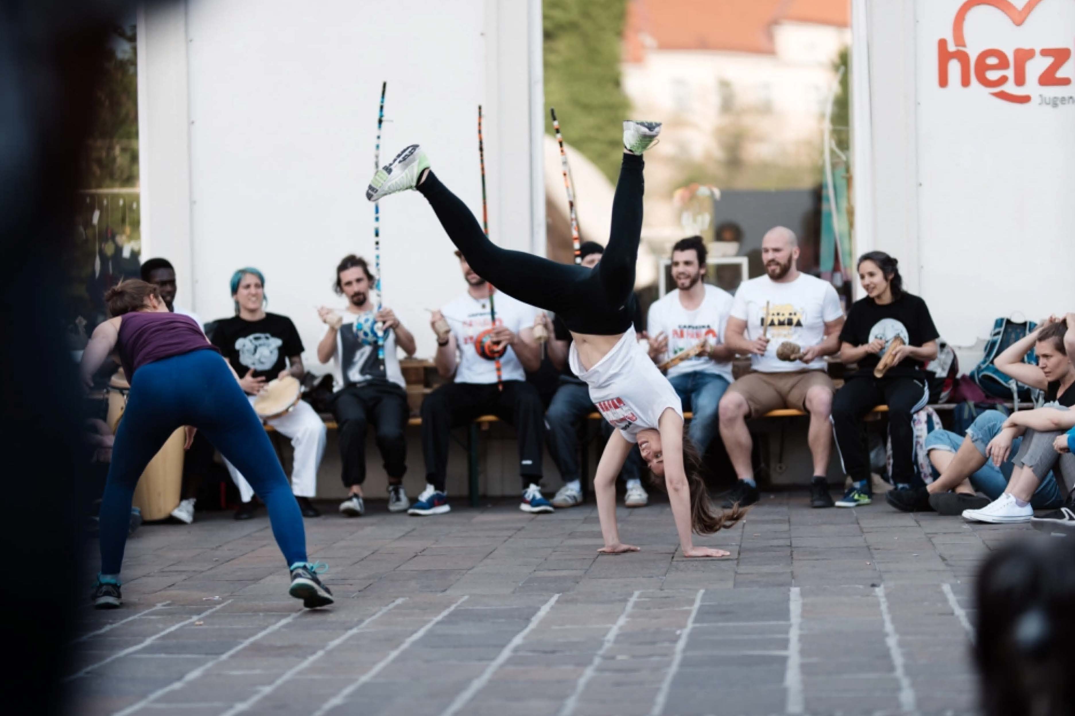 Ein junger Mann gibt beim Lendwirbel seine Breakdance-Künste zum Besten