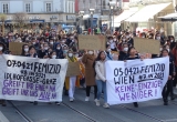 Demonstration gegen Femizid zieht über Südtirolerplatz