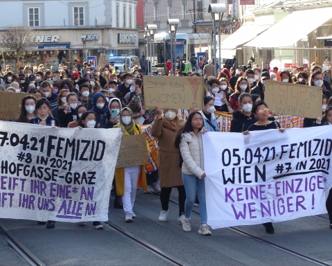 Demonstration gegen Femizid zieht über Südtirolerplatz