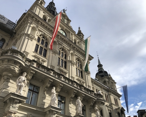 Man sieht das Grazer Rathaus aus der Froschperspektive