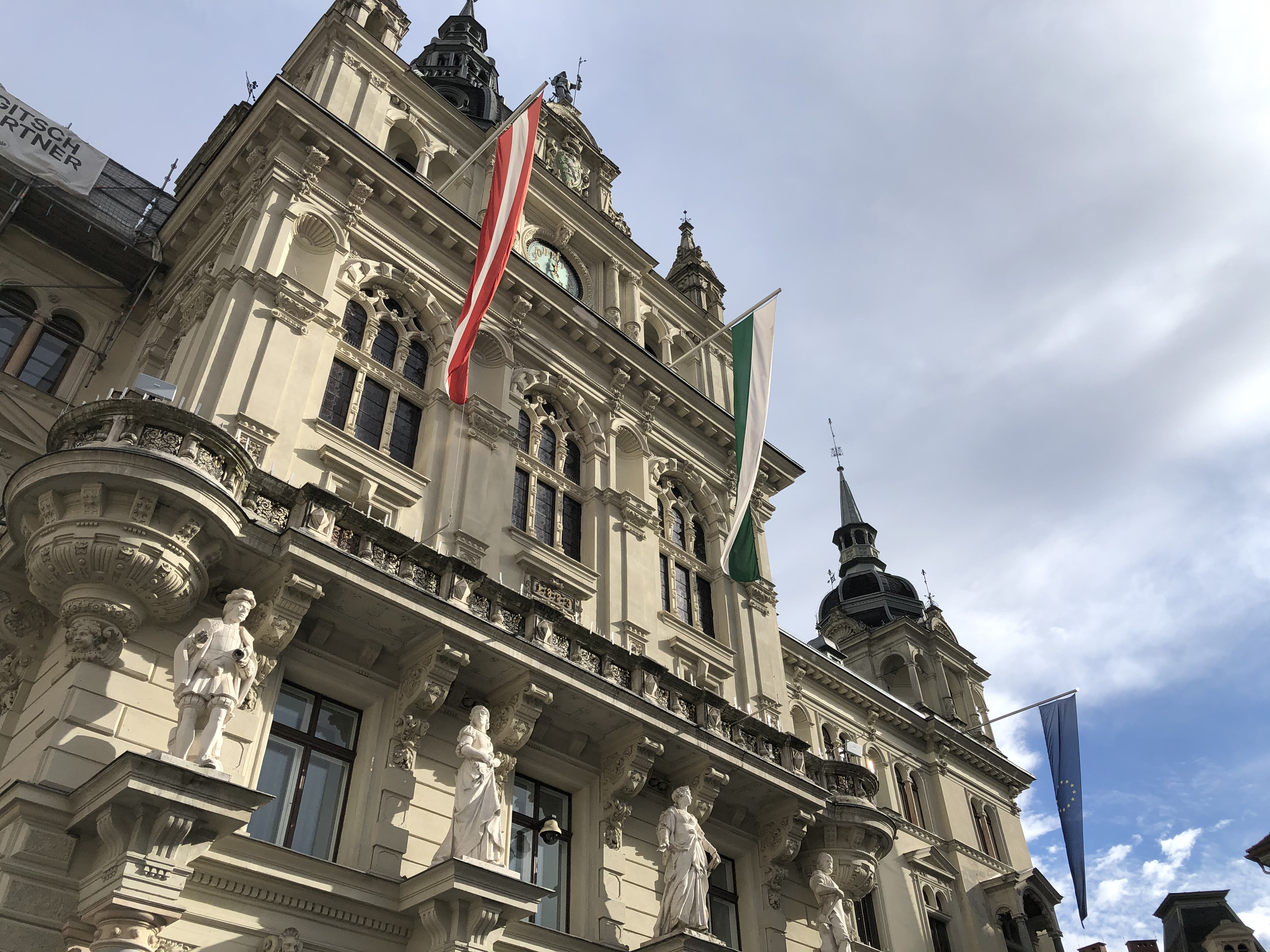 Man sieht das Grazer Rathaus aus der Froschperspektive