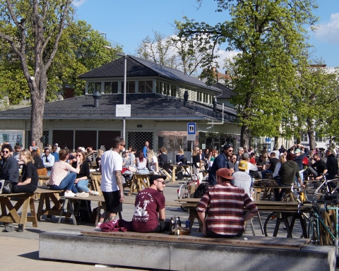 Viele Menschen nutzen am Lendplatz den öffentlichen Raum.