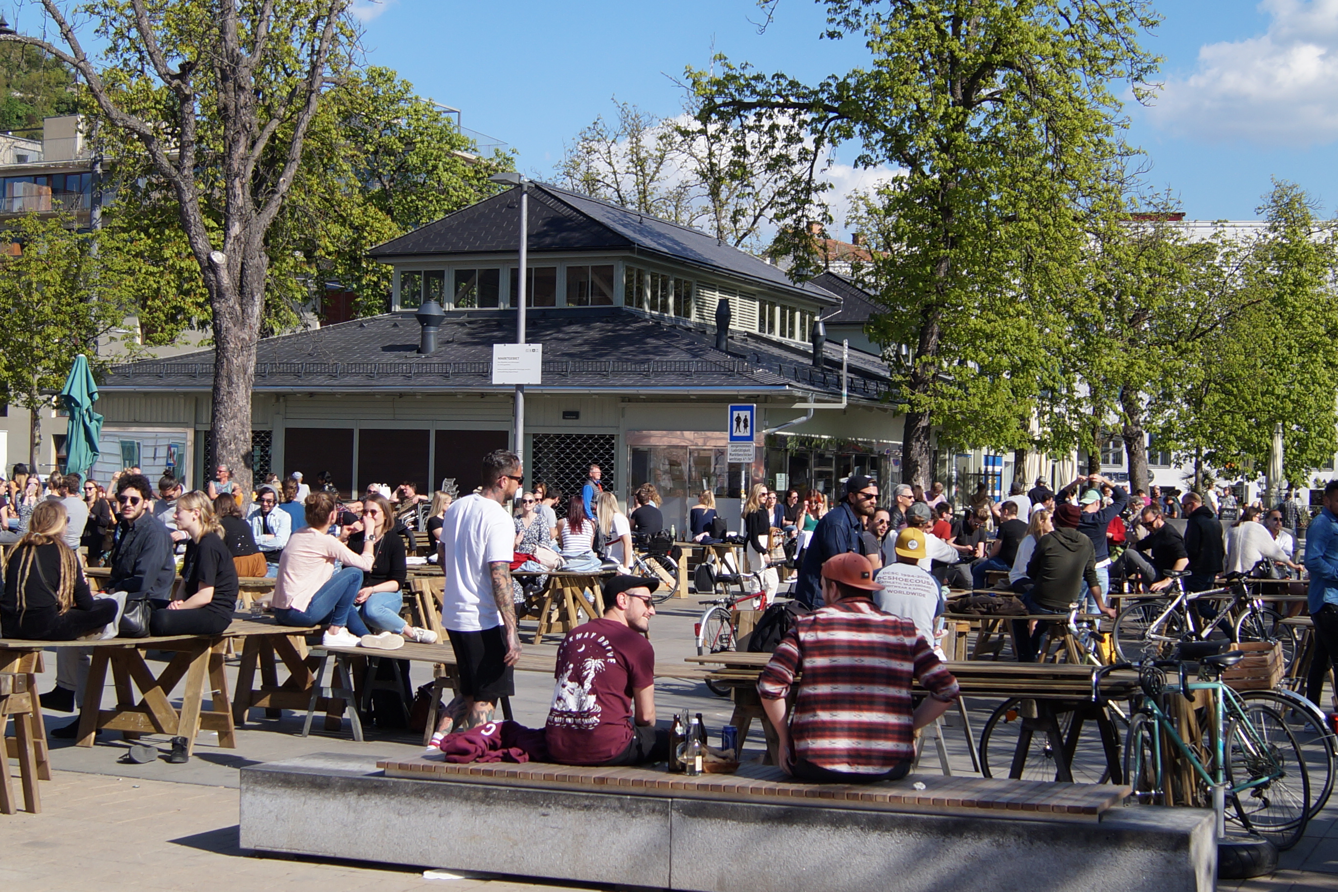 Viele Menschen nutzen am Lendplatz den öffentlichen Raum.