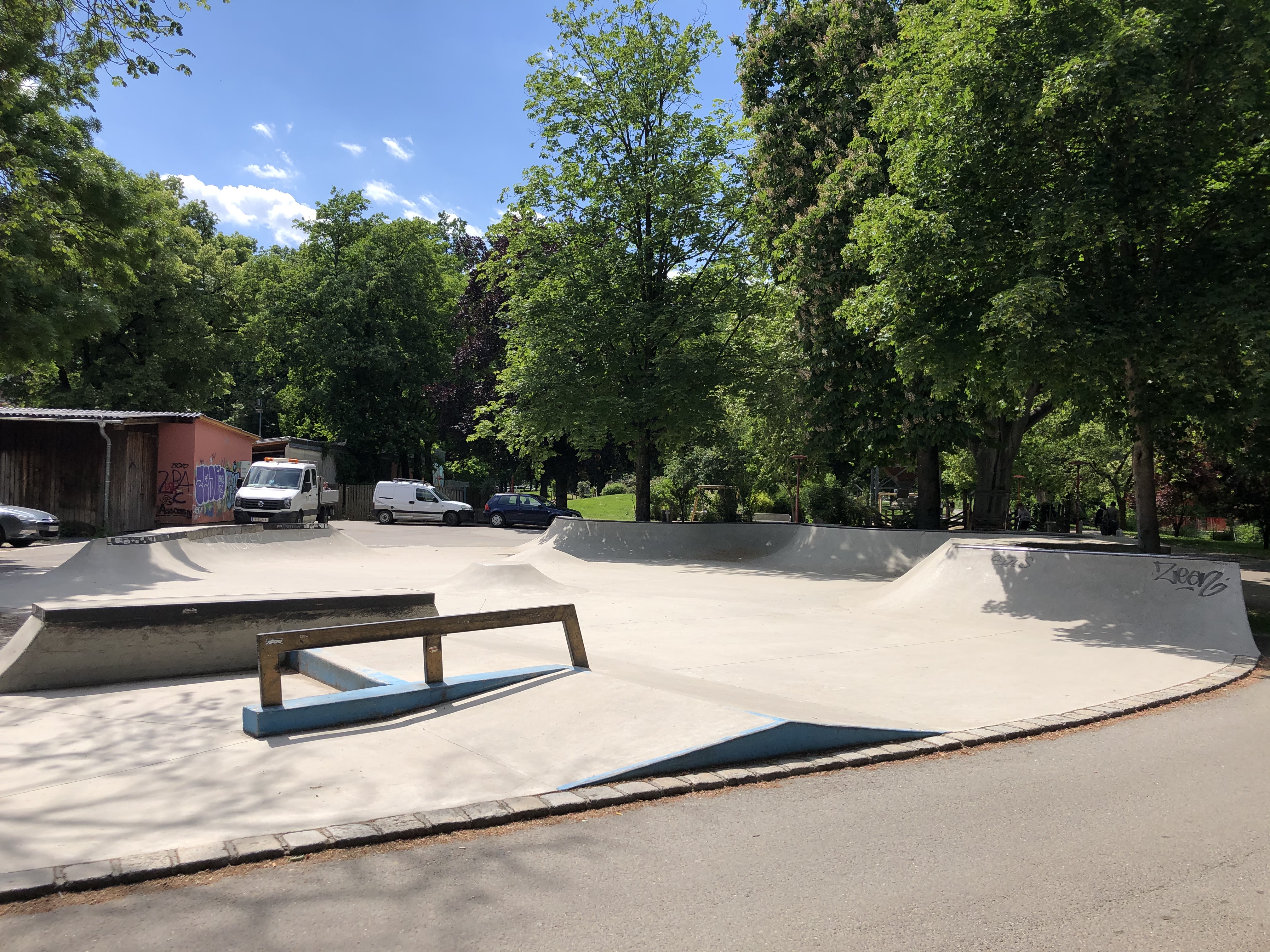 Skateplatz Volksgarten mit Flatrails, Curbs und Co.