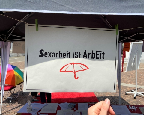 "Sexarbeit ist Arbeit", steht auf einem Schildchen. Ein roter Regenschirm ist daruntergemalt