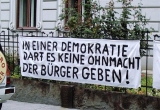 Auf einem Banner steht "In einer Demokratie darf es keine Ohnmacht der Bürger geben!"