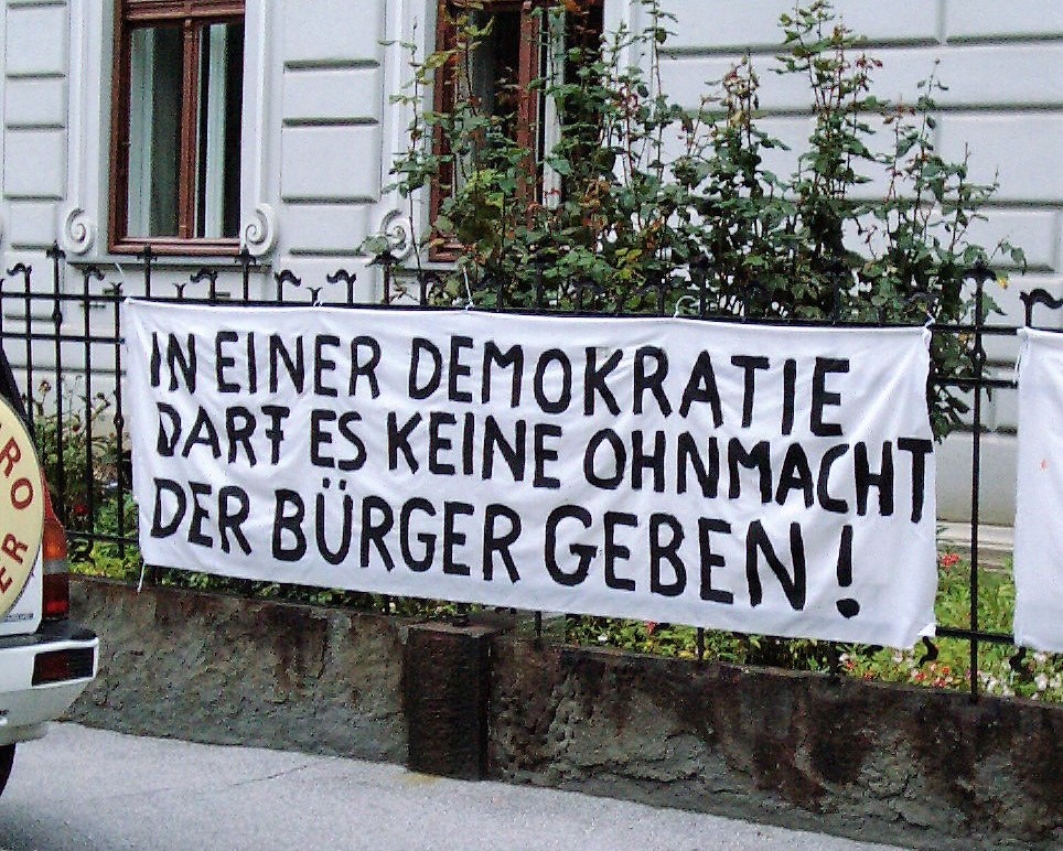 Auf einem Banner steht "In einer Demokratie darf es keine Ohnmacht der Bürger geben!"