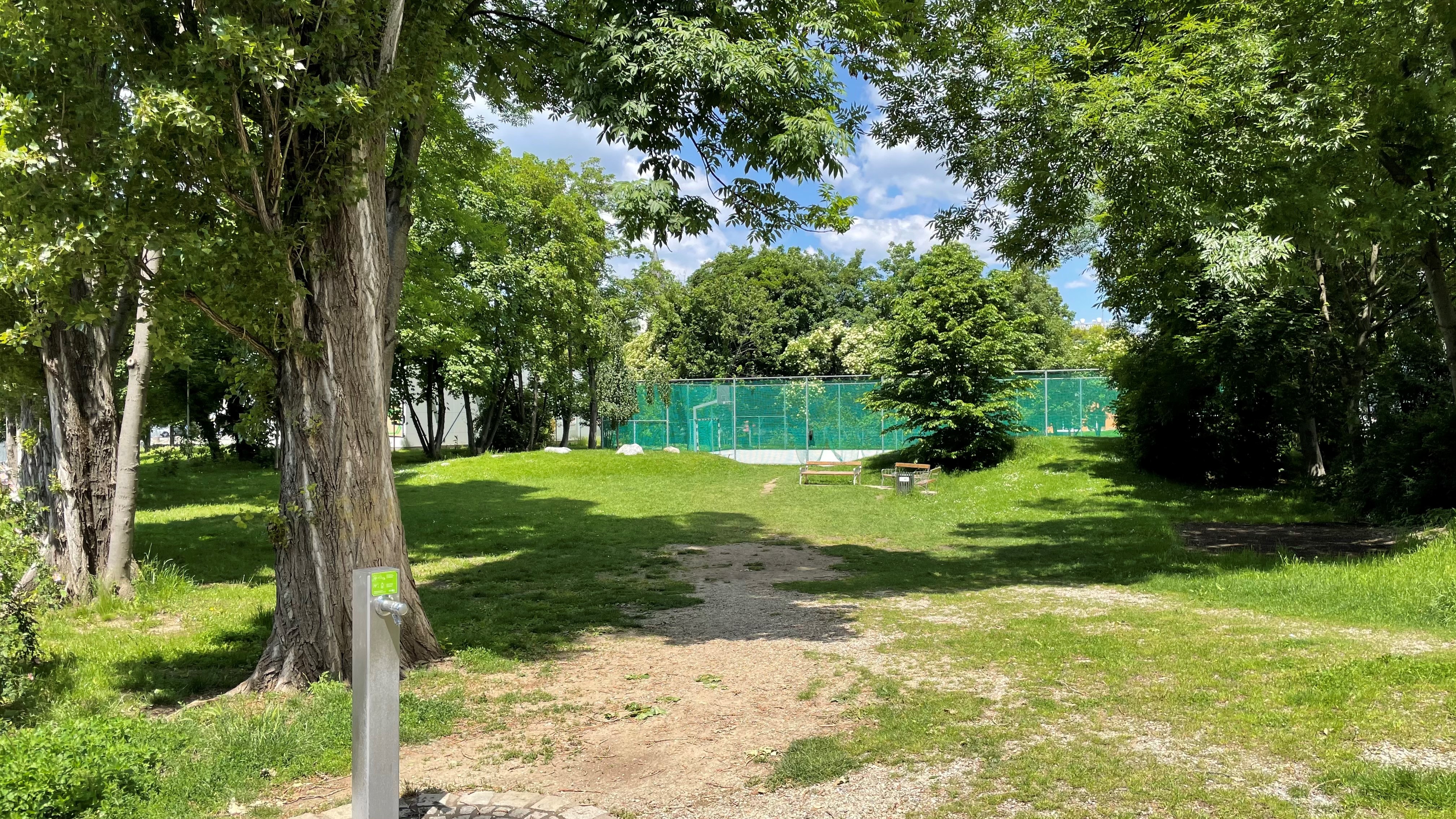 Bezirkssportplatz Karlau/Rankengasse mit davorliegendem Park