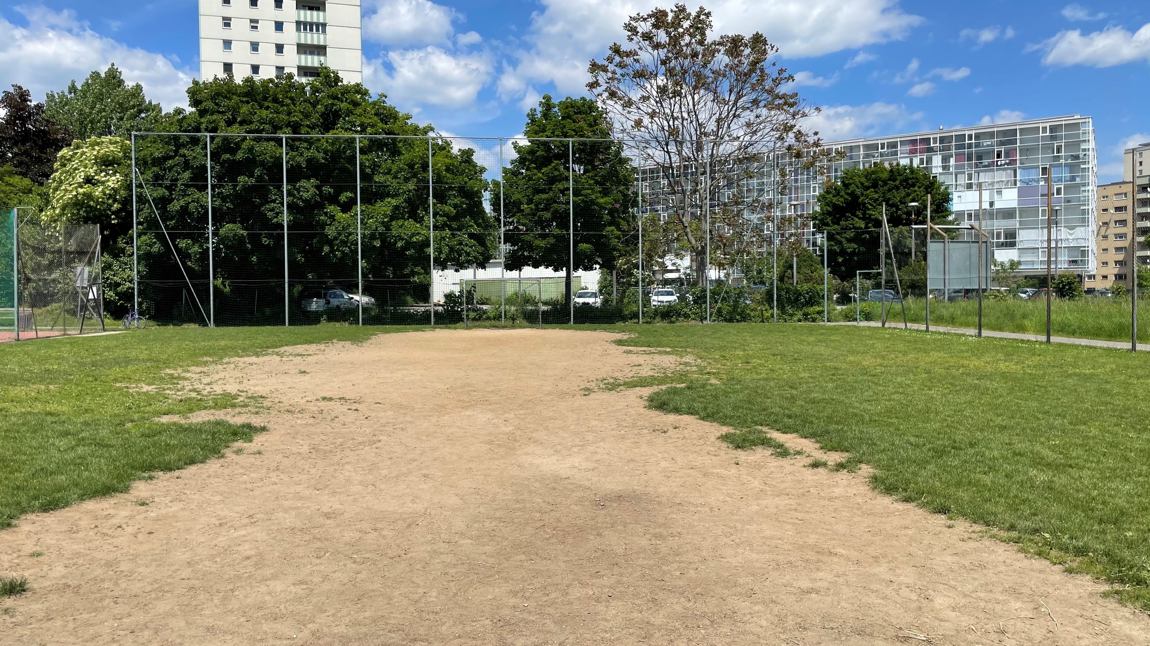 Das schlecht erhaltene Spielfeld am Bezirkssportplatz St. Lukas/Eggenbergergürtel