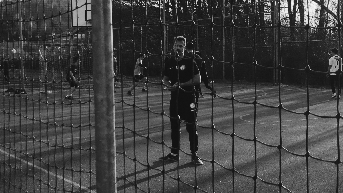 Fußballspieler am Bolzplatz