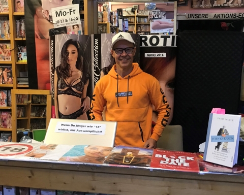 Wolfgang Kogl in seinem Erotikshop