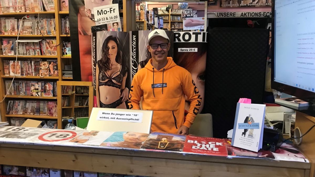 Wolfgang Kogl in seinem Erotikshop