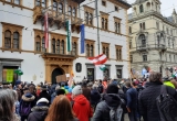 Demonstranten vor dem Rathaus in der Herrengasse - Foto: Victoria Frühwirt