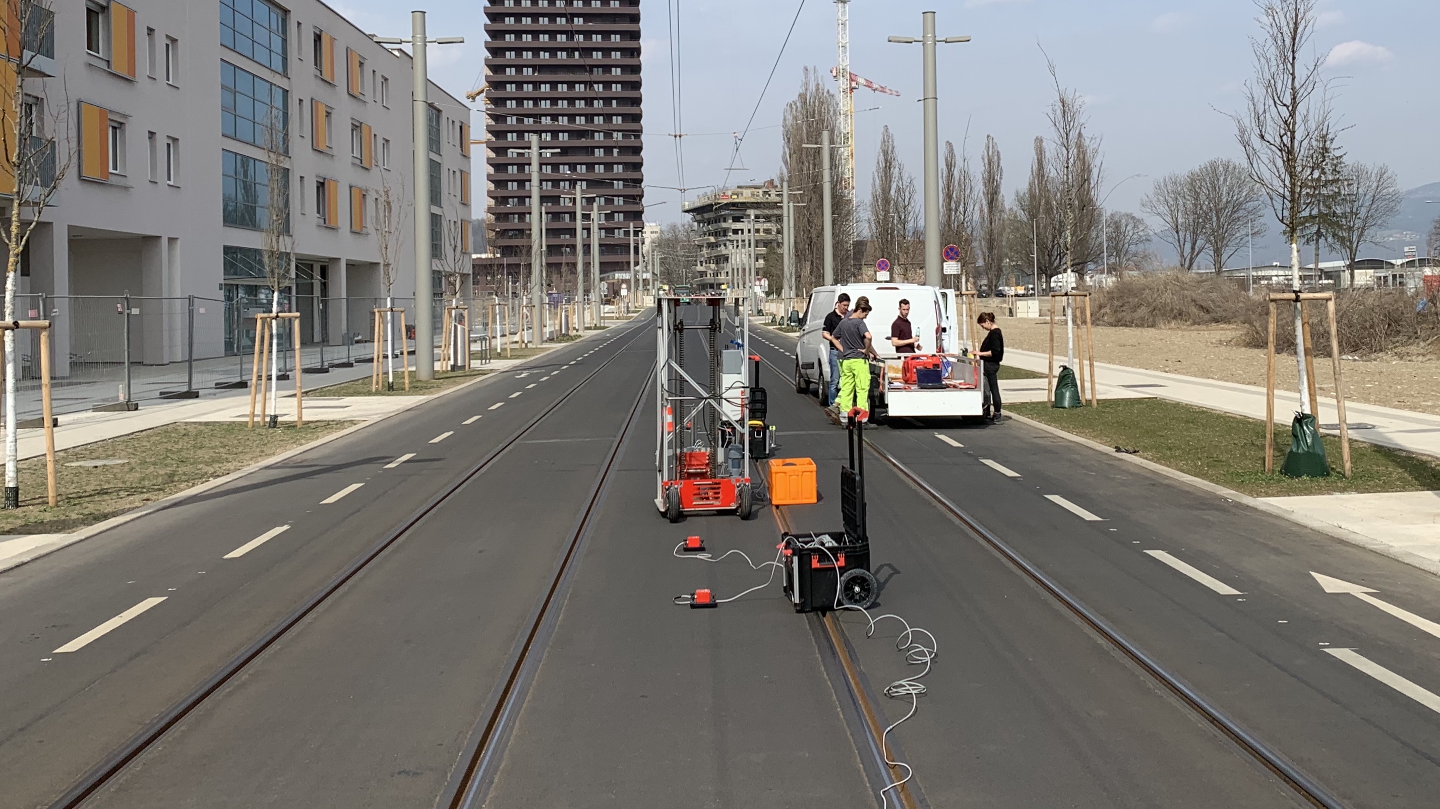 Oberleitungsarbeiten, durchgeführt von externen Expert*innen und den Graz Linien. – Foto: Lorenz Brunner